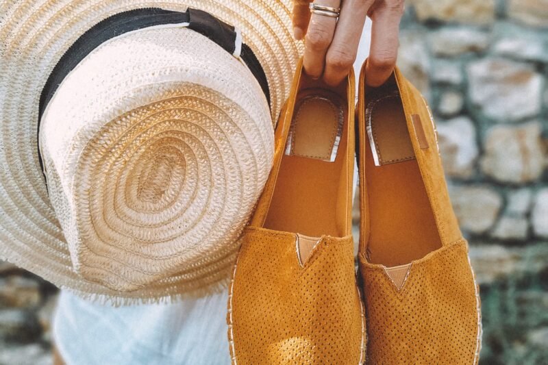 Antes de despedir el verano: Ofertas imperdibles en accesorios de cuero gamuzado 