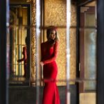 mujer vestida de rojo en una sala de fiesta