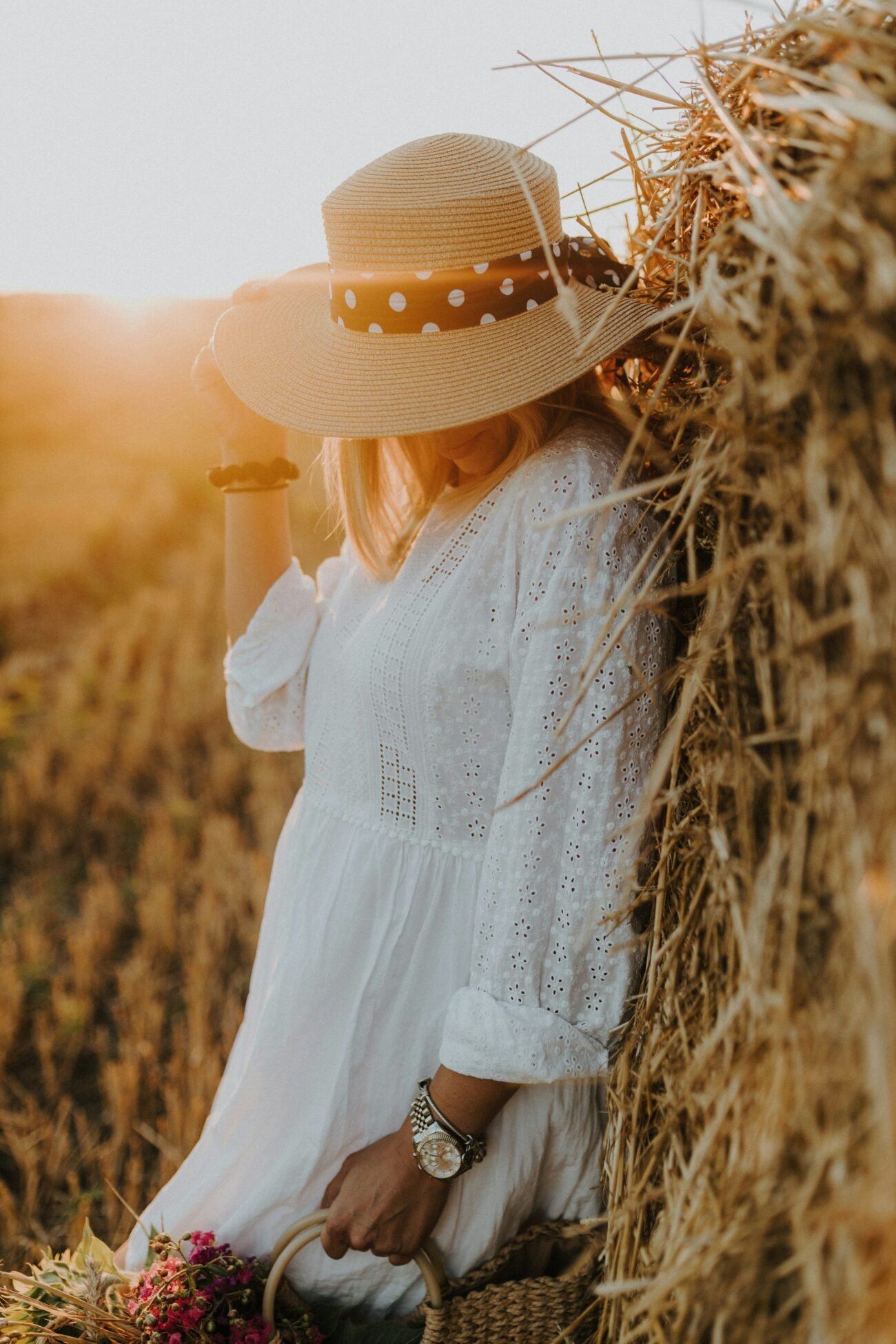 Mujer posando puesta de sol con outfit de verano.