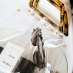 cartera de mujer transparente con accesorios y manilla color carey