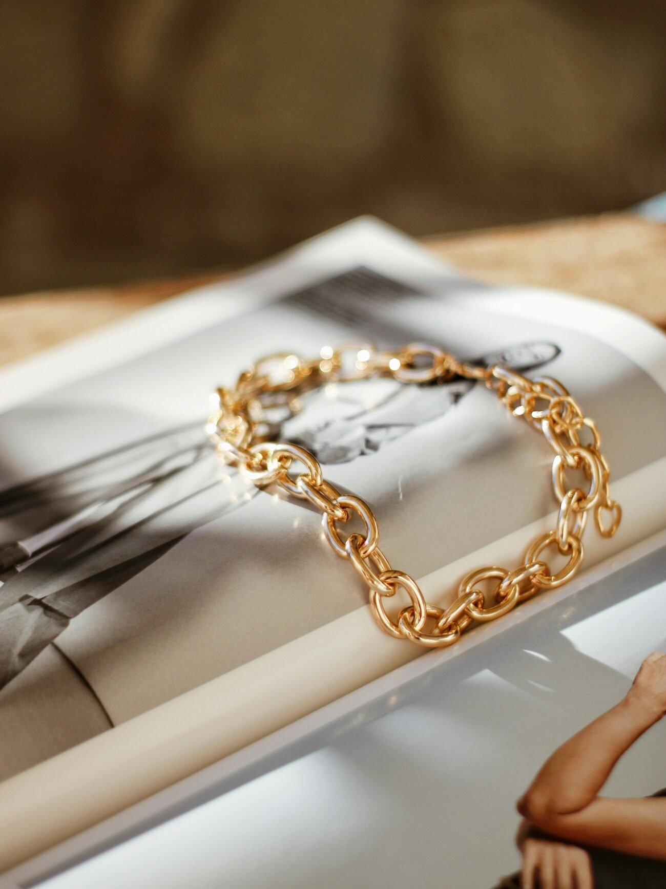 foto de una pulsera en color dorado y con fondo de revista gracias a Unsplash