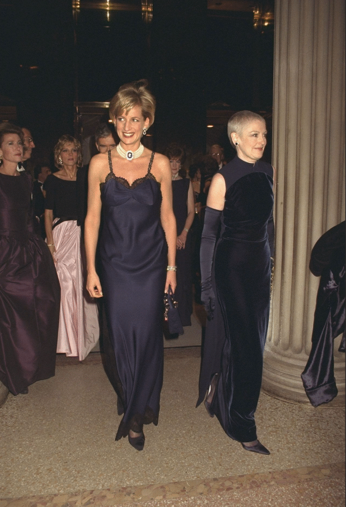 Princesa Diana luciendo un slip dress color azúl marino