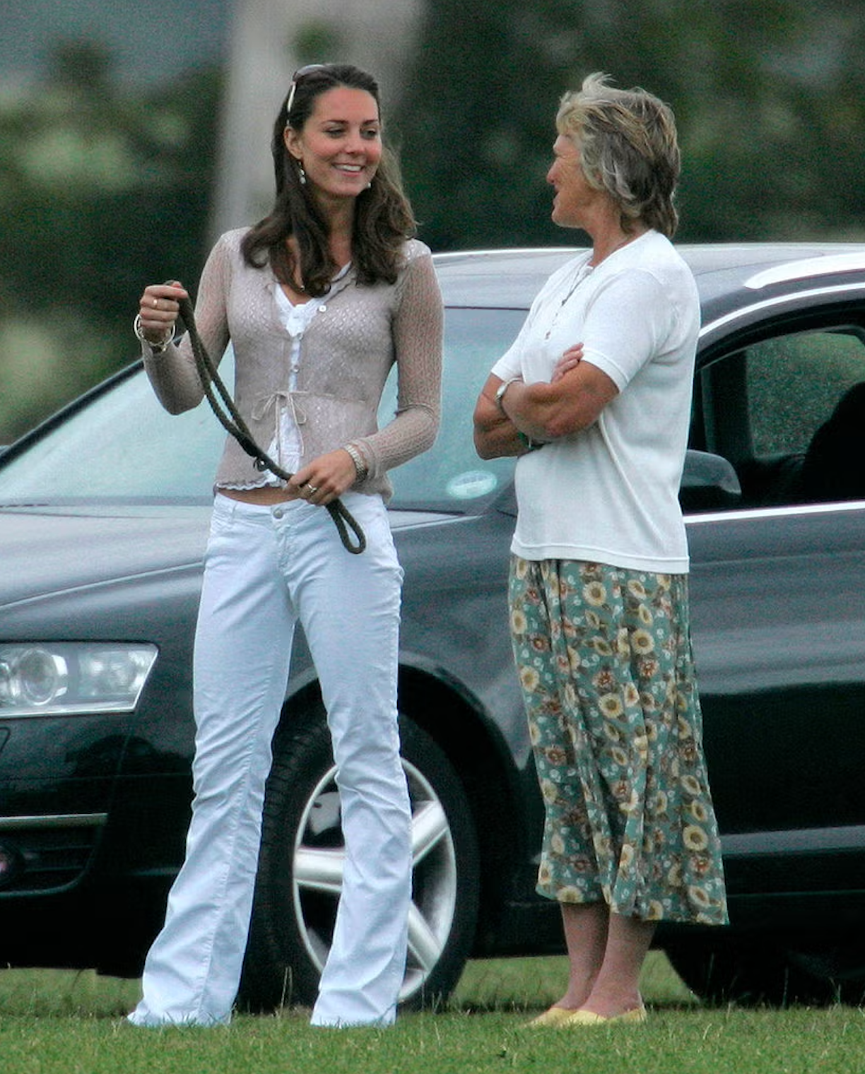 Kate Middleton en tiempos de colegio usando jeans blanco