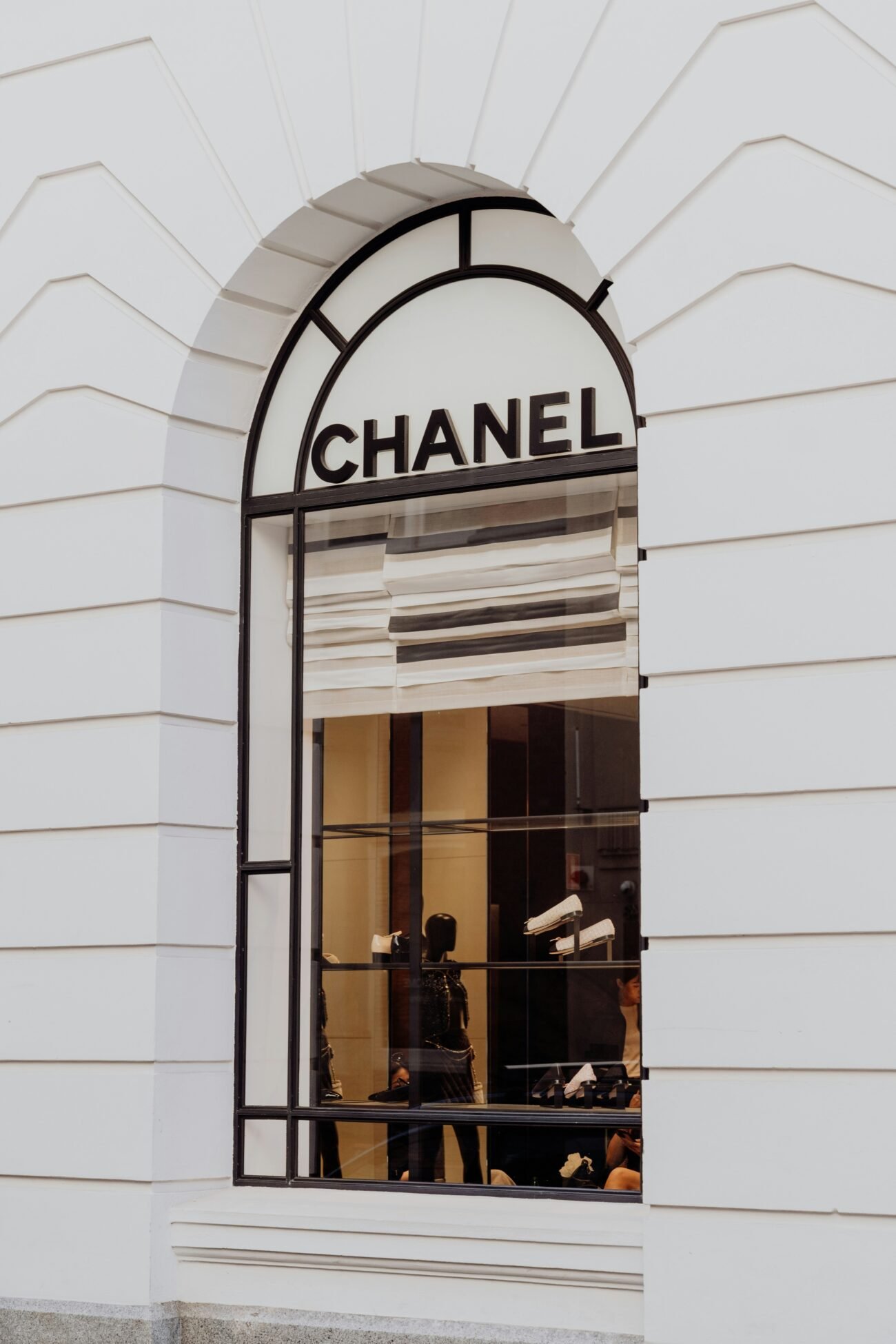 escaparate de Chanel con detalles arquitectónicos arqueados