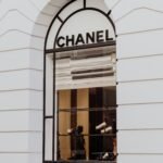 escaparate de Chanel con detalles arquitectónicos arqueados