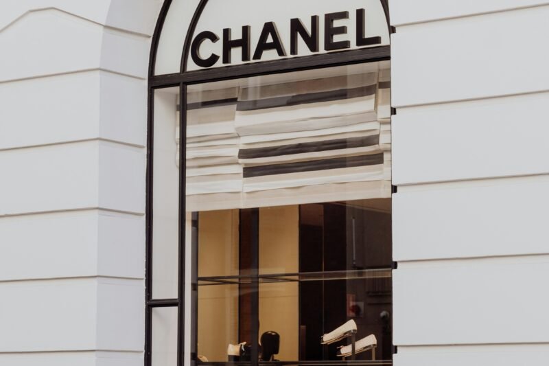 escaparate de Chanel con detalles arquitectónicos arqueados