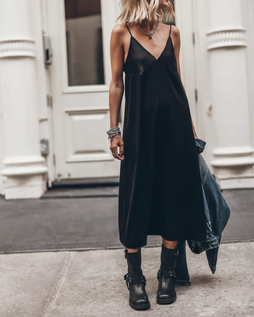 Slip Dress en color negro acompañado de botas y chaqueta