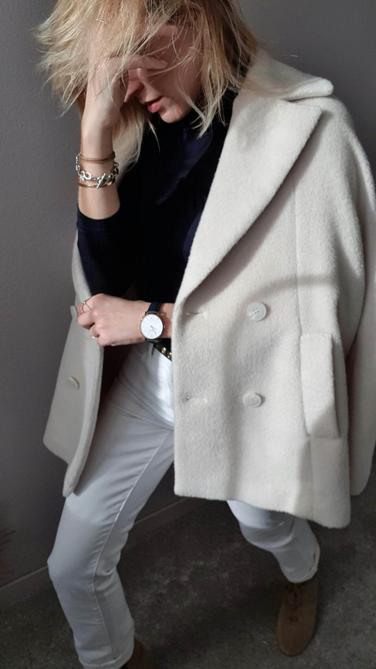 mujer posando para foto vestida de traje en colores pasteles