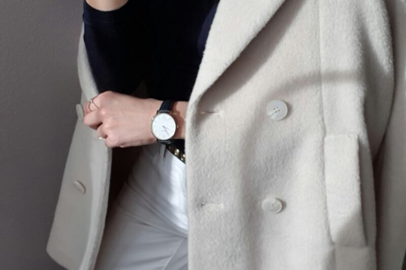 mujer posando para foto vestida de traje en colores pasteles
